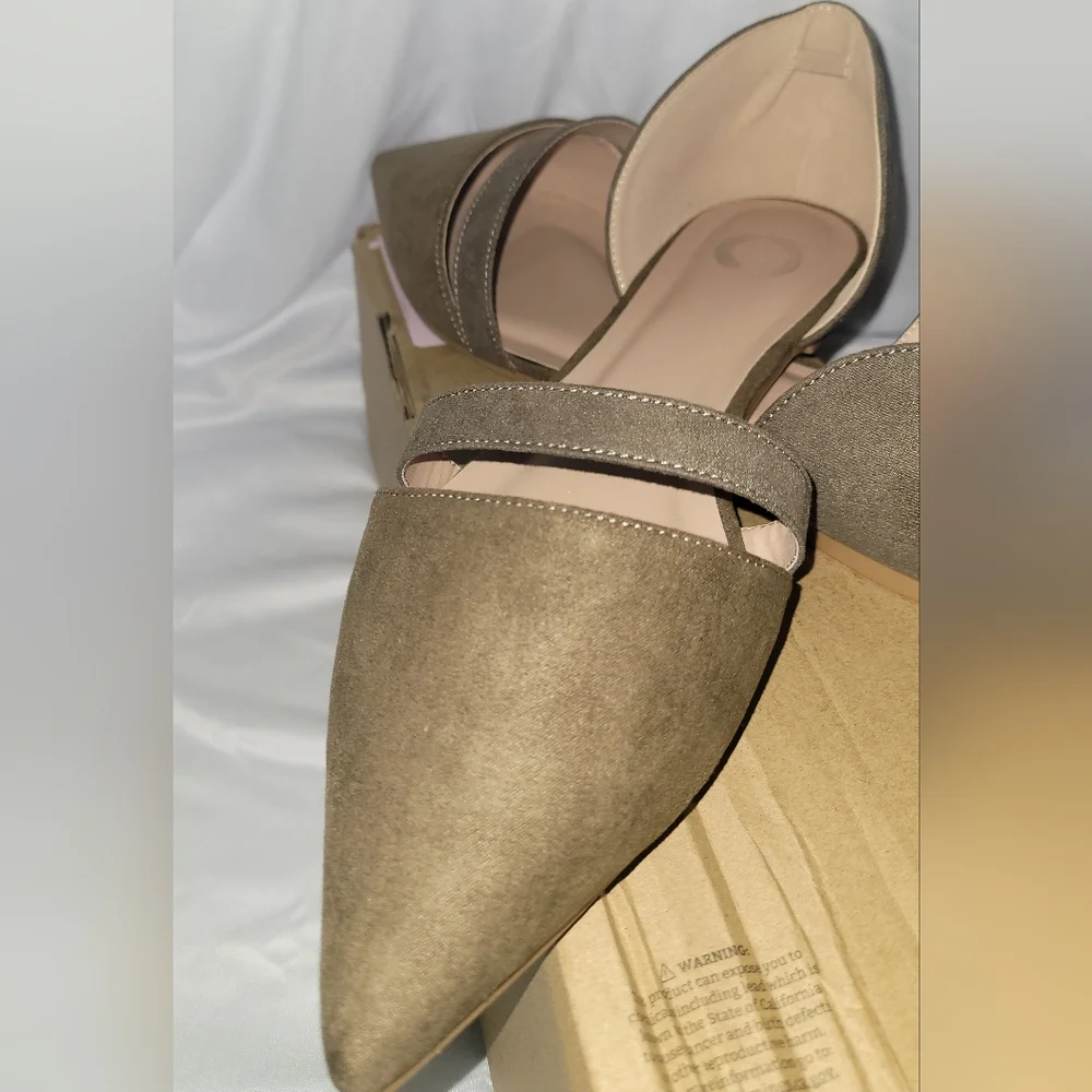 Journee Collection Nita 10M Flats Pointed Toe Olive Faux Suede NIB new